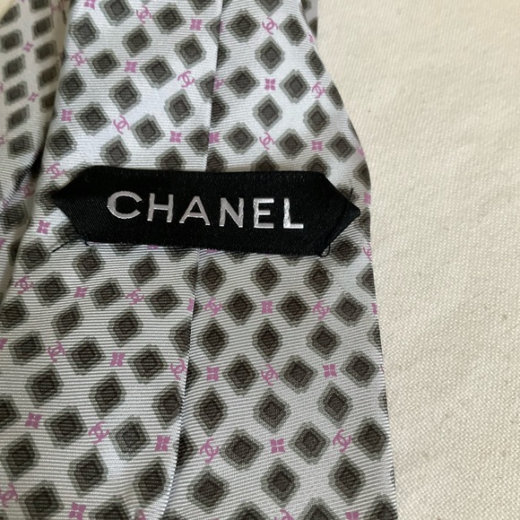 CHANEL Silk Classic CC Logo Design - Picture 3 of 6